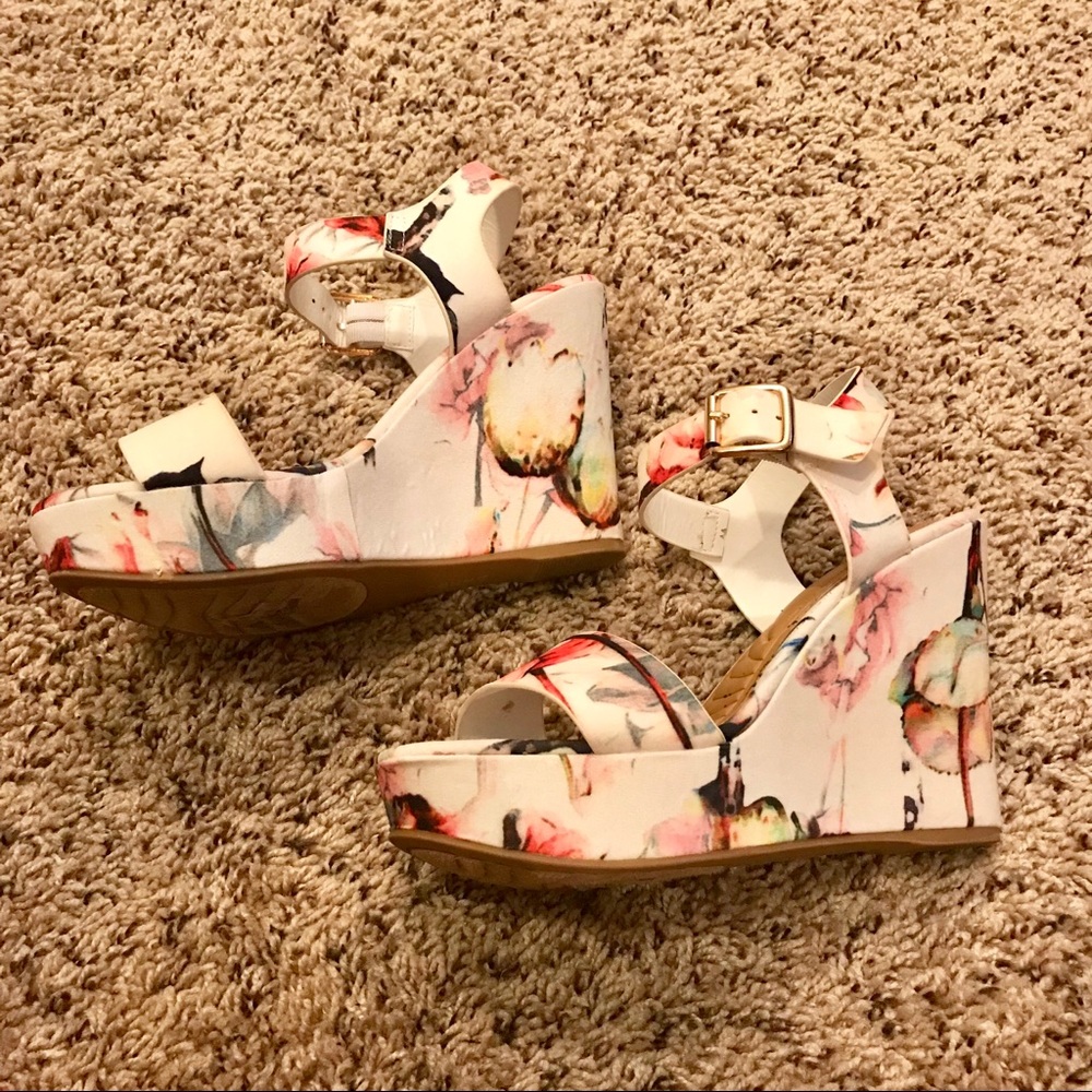 Bamboo wedge print size 7 EUC white floral